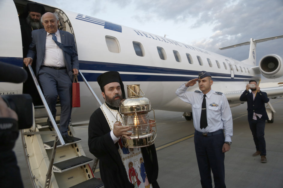 O Έξαρχος του Παναγίου Τάφου στην Ελλάδα, Αρχιμανδρίτης Δαμιανός (Κ), και ο υφυπουργός Εξωτερικών, Ιωάννης Αμανατίδης (Α), συνοδεύουν το Άγιο Φως κατά την τελετή αφίξεώς του με τιμές αρχηγού κράτους, από τα Ιεροσόλυμα με ειδική πτήση, στο αεροδρόμιο "Ελευθέριος Βενιζέλος" στα Σπάτα, Μ. Σάββατο 7 Απριλίου 2018. Ελληνική αντιπροσωπεία, με επικεφαλής τον υφυπουργό Εξωτερικών, Ιωάννη Αμανατίδη, μετέβη στο Ναό της Αναστάσεως του Κυρίου στα Ιεροσόλυμα για την Τελετή Αφής του Αγίου Φωτός και τη μεταφορά του στην Ελλάδα. ΑΠΕ-ΜΠΕ/ ΑΠΕ-ΜΠΕ/ ΓΙΑΝΝΗΣ ΚΟΛΕΣΙΔΗΣ