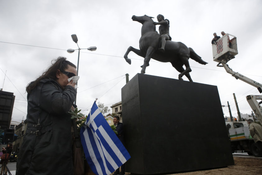 Μια γυναίκα στέκεται μπροστά από το άγαλμα του έφιππου Μέγα Αλέξανδρου, κατά τη διάρκεια της τελετής αποκαλυπτηρίων, στην Αθήνα Παρασκευή 19 Απριλίου 2019. Το άγαλμα ύψους 3,5 μέτρων, φιλοτέχνησε ο γλύπτης Γιάννης Παππάς (1913 - 2005) που απεικονίζει τον Μέγα Αλέξανδρο σε νεαρή ηλικία, τοποθετήθηκε πάνω στο ειδικό βάθρο που σχεδίασε ο αρχιτέκτονας Παντελής Νικολακόπουλος, το οποίο αποτελείται από το ίδιο κράμα μετάλλου με το άγαλμα. ΑΠΕ-ΜΠΕ/ΑΠΕ-ΜΠΕ/ΓΙΑΝΝΗΣ ΚΟΛΕΣΙΔΗΣ