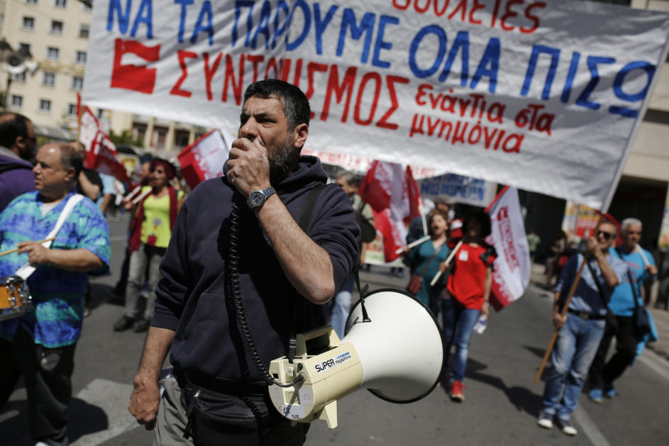 Πλήθος κόσμου με σημαίες και πανό συμμετέχει σε πορεία της Γενικής Συνομοσπονδίας Εργατών Ελλάδας (ΓΣΕΕ) για την Εργατική Πρωτομαγιά, Αθήνα, Τετάρτη 1η Μαΐου 2019. ΑΠΕ-ΜΠΕ/ ΑΠΕ-ΜΠΕ/ ΓΙΑΝΝΗΣ ΚΟΛΕΣΙΔΗΣ
