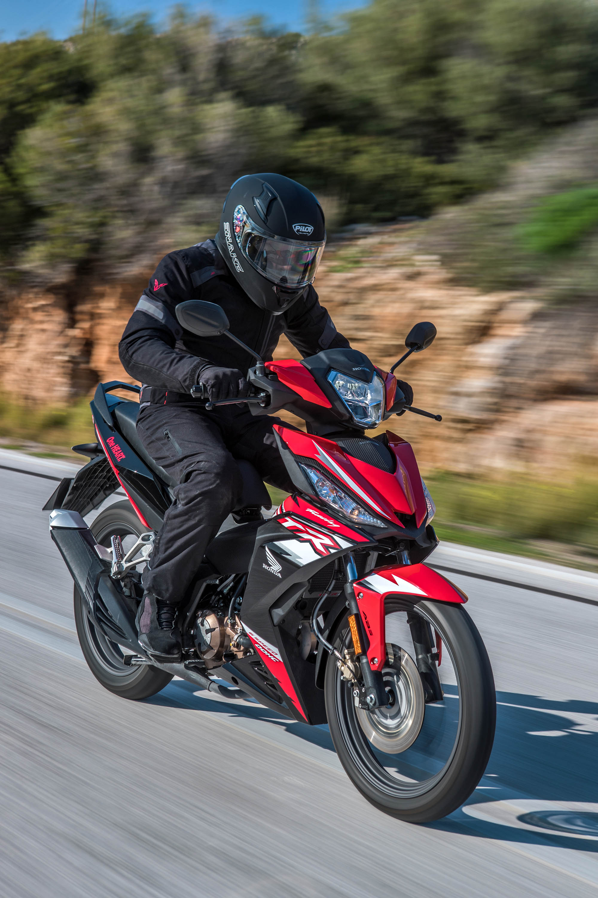 Honda_Supra_GTR_150_action_road_024