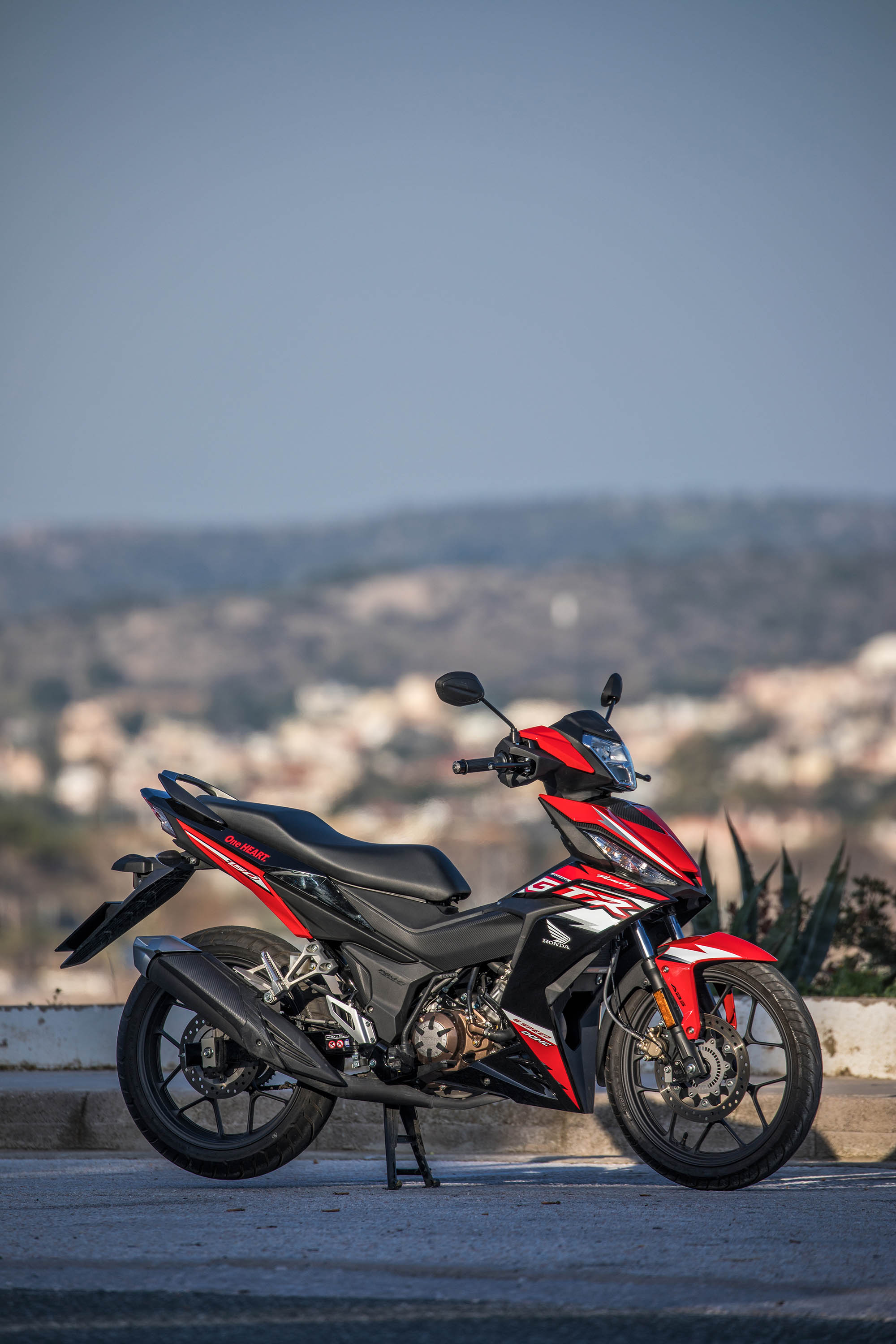 Honda_Supra_GTR_150_static_city_004