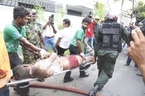 epa07519542 Security personnel evacuate a victim after the recent blast at Dematagoda area in Colombo, Sri Lanka, 21 April 2019. According to news reports at least 138 people killed and over 400 injured in a series of blasts during the Easter Sunday service at St Anthony's Church in Kochchikade, Shangri-La Hotel and Kingsbury Hotel with many more places. EPA/M.A. PUSHPA KUMARA ATTENTION EDITORS: GRAPHIC CONTENT