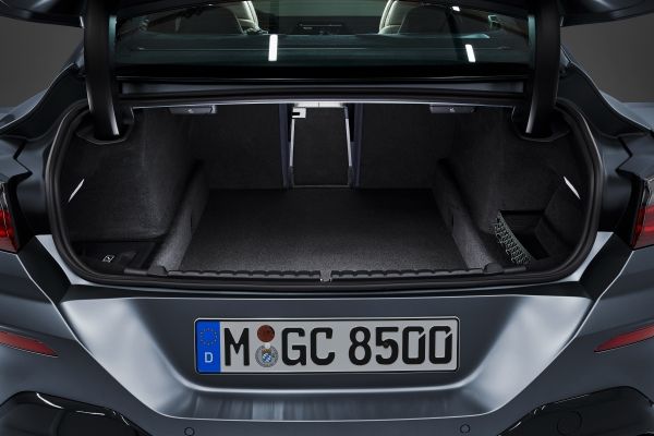 P90352089_lowRes_the-new-bmw-8-series